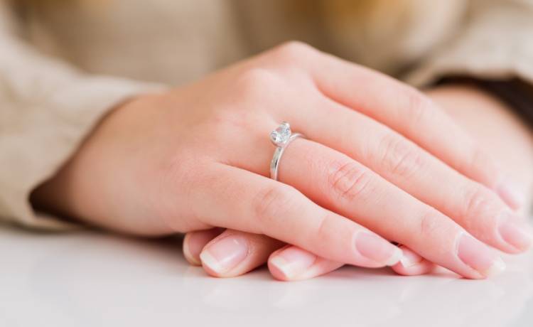 Miała sen, że ktoś ją napada. Śniąc połknęła pierścionek zaręczynowy ze strachu