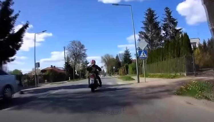 Policja opublikowała nagranie z wypadku. 28-latek potrącił 2 osoby na pasach. Miał sądowy zakaz prowadzenia pojazdów i nie tylko... [WIDEO]