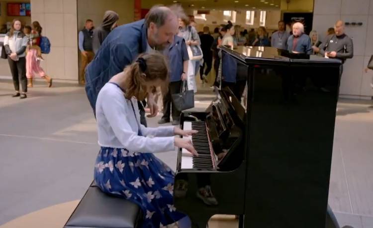 Niewidoma dziewczyna zagrała Chopina. Widzowie wstrzymali oddech [WIDEO]