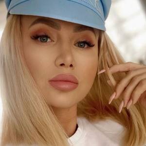 Izabela Macudzińska świętowała pierwszą rocznicę ślubu. Były róże, szampan i piękne sukienki