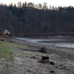 Niecodzienny widok na Dolnym Śląsku. Jezioro prawie zniknęło! Zobacz zdjęcia