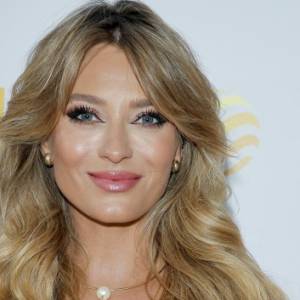 "Poproszę przepis na tak piękne nogi". Marcelina Zawadzka kusi w czerwonej sukience! [WIDEO]