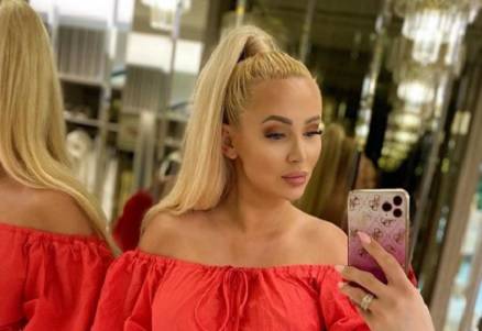 "Królowe życia". Cekinowy strój kąpielowy i brak makijażu. Iza Macudzińska pokazała się w letnim wydaniu! 