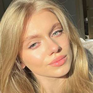 Dominika Wysocka pozuje w stroju kąpielowym. Modelka pozdrawia z wakacji. "Syrenka" [FOTO]