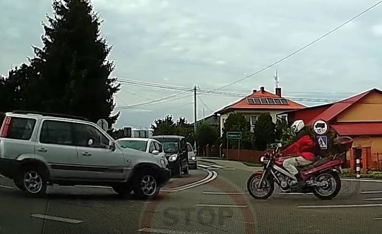 Kamera nagrała zderzenie osobówki z motocyklistą. Internauci zszokowani zachowaniem świadków! [WIDEO]