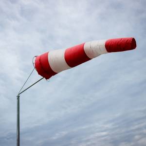 Uwaga na silny wiatr! Dziś porywy mogą sięgać 90 km/h