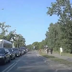 Dziewczyna wbiegła pod samochód na czerwonym świetle! "Oby to była nauczka na całe życie" [WIDEO]