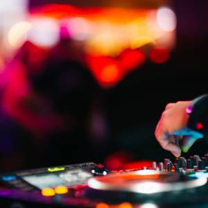 Władze rezygnują z części zapowiadanych obostrzeń. Co z Sylwestrem i do kiedy obowiązują restrykcje?