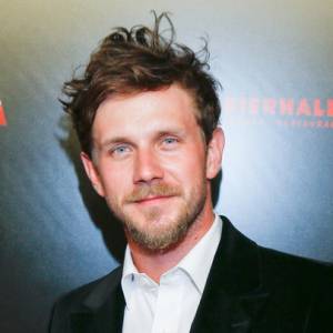 Antoni Królikowski z ogoloną głową. Fani nie poznają go w nowej fryzurze. "Antek, to nie ty"