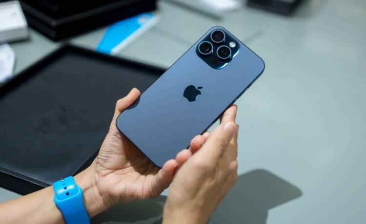 iPhone, fot. Shutterstock/LittlePigPower