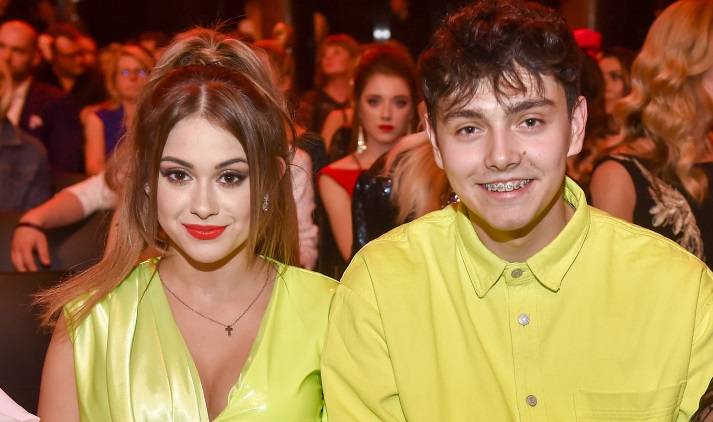 Tak Jan Dąbrowski opiekuje się córeczkami. Zdjęciem podzieliła się Sylwia Przybysz. "Cudny obrazek"