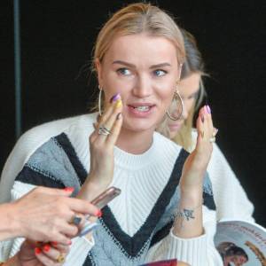 Kourtney Kardashian w marynarce Maffashion! Światowej sławy gwiazda wybrała się na spacer w ubraniu polskiej marki 