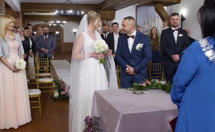 Marta ze "Ślubu..."  z pierścionkiem i bukietem róż! Jest szczęśliwie zakochana? [FOTO]
