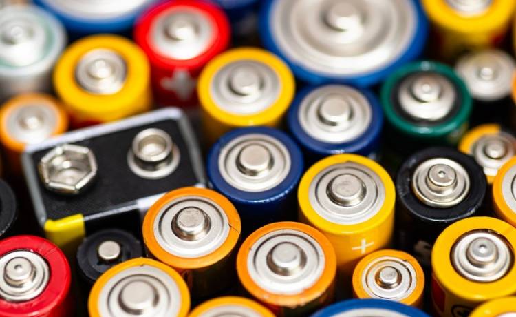 Nigdy nie wyrzucaj baterii do kosza! Sprawdź, co ci grozi i gdzie powinny trafić, fot. Shutterstock