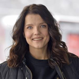 Joanna Jabłczyńska bez makijażu. Aktorka pozuje z... kurami! [FOTO]