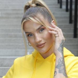 Karolina Gilon w stroju z głębokim dekoltem. Krótki spacer zamieniła w pokaz mody! "Żar się leje, a Ty jeszcze takie spacery" [WIDEO]