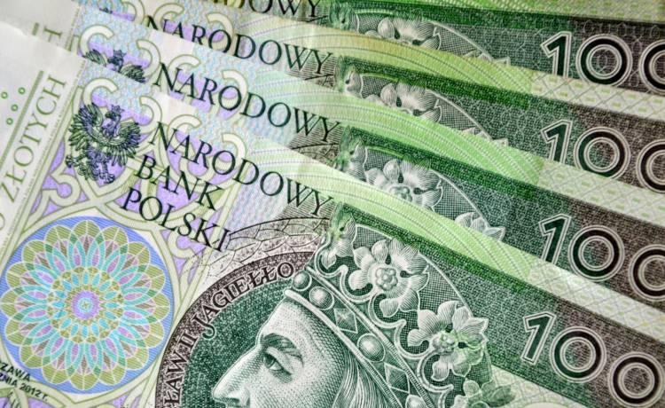 Podrobił sześć banknotów i zapłacił nimi w klubie. Sąd skazał go na 20 miesięcy więzienia