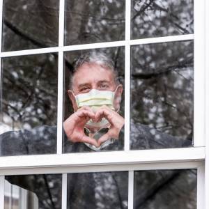 Belgijski przedsiębiorca pomaga seniorom. Wykorzystuje do tego dźwig