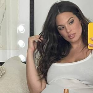 Modelka pluse size nago w bliźniaczej ciąży! Intymny kadr trafił do sieci [FOTO]