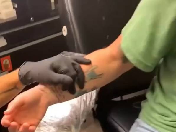 Poszła na tatuaż. Artysta wykonał go... z błędem ortograficznym [WIDEO]