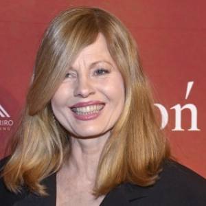 Ewa Skibińska odważnie. Nagie piersi zakryła jedynie luźną marynarką. "Na dworze zima, a tu coraz bardziej gorąco"