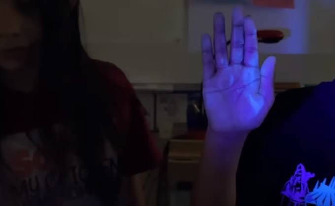 Jak szybko przenosimy zarazki? Ten eksperyment daje do myślenia [WIDEO]