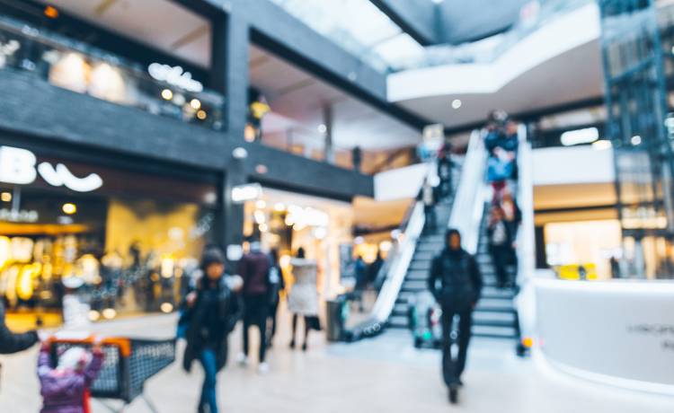 To nagranie świętuje dziesięciolecie. Promocja na udka, ludzie biegną po ruchomych schodach pod prąd [WIDEO]