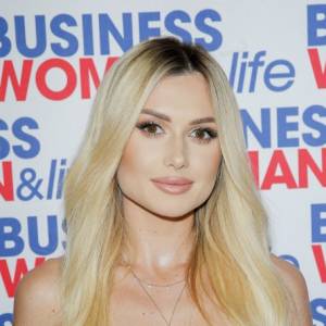 Wersow eksponuje dekolt. Weronika Sowa rozgrzewa internautów gorącą fotografią. Zdjęcie skomentował Friz [FOTO]