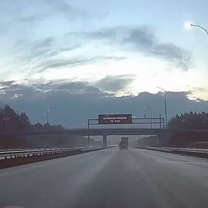 Poślizg na drodze ekspresowej przez... łopatę! [WIDEO]