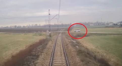 Kierowca samochodu prawie wjechał w pędzący pociąg [WIDEO]