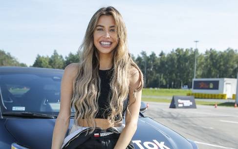 Magdalena Karwacka odsłania pośladki w wyciętym bikini. Zdjęcie prosto z basenu! [FOTO]