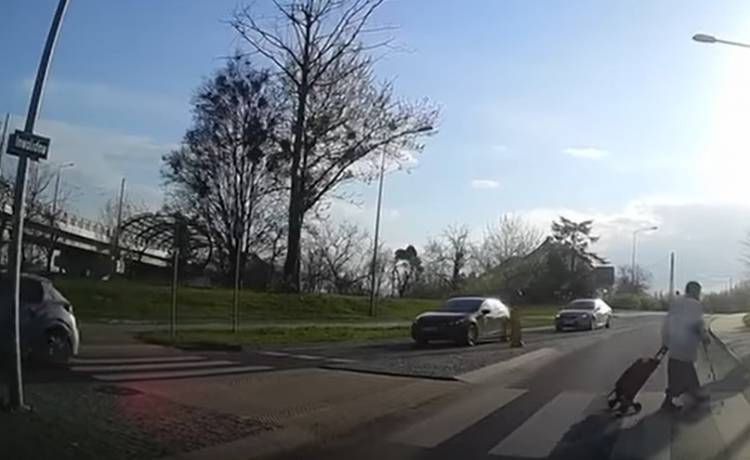 Popisy motocyklisty zakończyła wywrotka. Internauci: "Nie ma to jak zmusić pasażera do zrobienia szpagatu" [WIDEO]