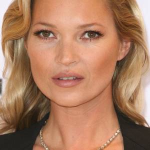 Kate Moss topless! 47-letnia modelka w odważnym wydaniu w stylizacjach od Kim Kardashian [FOTO]