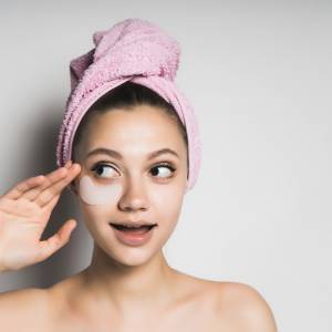 Masz cienie pod oczami? Sprawdź, jak je skutecznie usunąć! 4 domowe sposoby