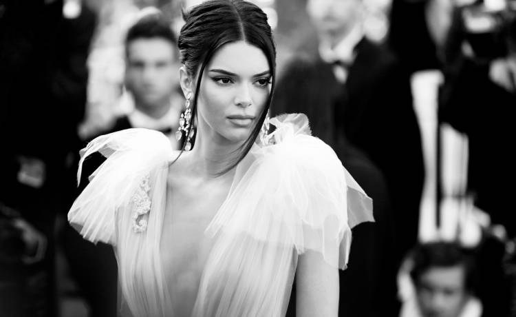 Kendall Jenner pokazała za dużo? "Czasami można nosić ubrania na Halloween Kendall" [FOTO]