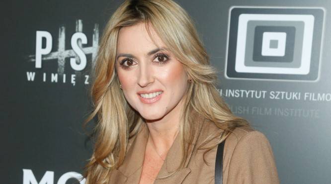 Karolina Szostak podzieliła się w sieci nową fotografią. Fani oburzeni: "Kto to jest?!"