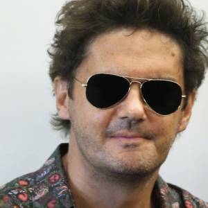 Kuba Wojewódzki pozuje na plaży. Na zdjęcie załapała się też jego dziewczyna