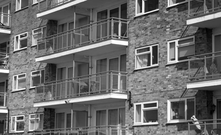 Nastolatek zrzucił młodszego brata z balkonu. Dziecko nie przeżyło upadku