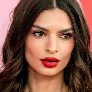  Emily Ratajkowski przedstawia się po polsku i uczy fanów poprawnej wymowy
