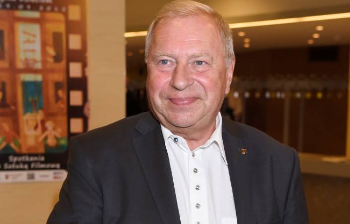 Jerzy Stuhr po udarze. Aktor nagrał specjalne pozdrowienia! [WIDEO]