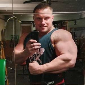 "Gogglebox. Przed telewizorem". Krzysztof Radzikowski na nowym zdjęciu z synkiem. Internauci zauważyli ogromne podobieństwo! "Młody już pręży biceps" [ZDJĘCIE]