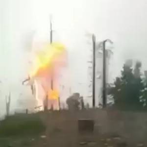 Piorun uderza prosto w drzewo. Chwilę później po roślinie nie ma śladu! [WIDEO]