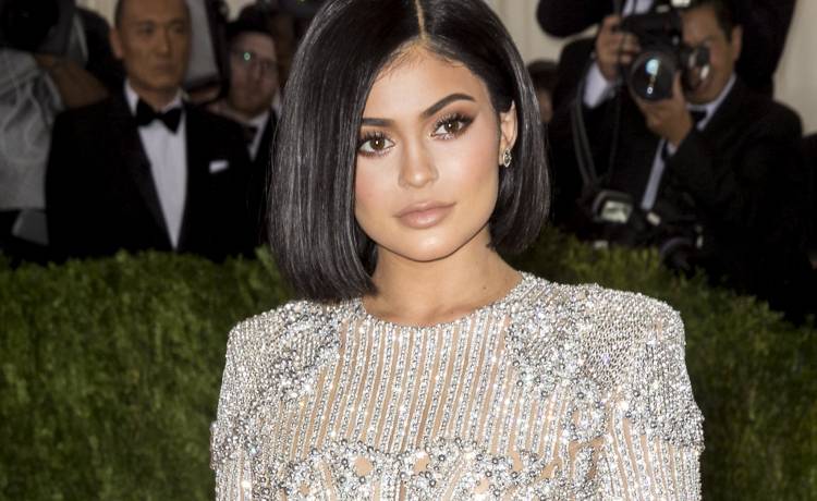 Kylie Jenner prawie cała nago! Jej dekolt przysłaniają tylko ręce. "Bogini" [FOTO]