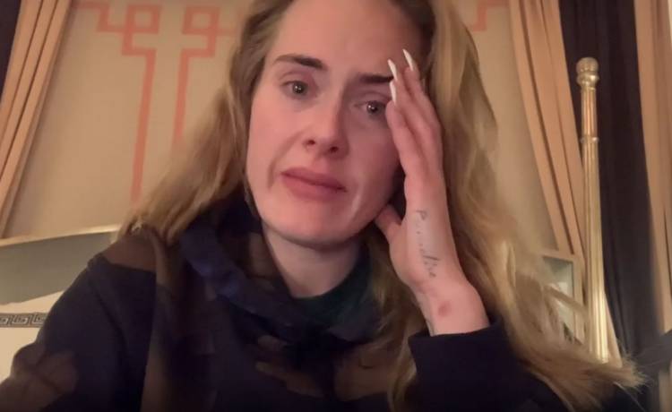 Adele zalewa się łzami i przeprasza fanów. "Jest mi wstyd"
