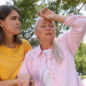 Zawroty głowy i wysoka gorączka? Nie lekceważ tych objawów - to może być udar słoneczny