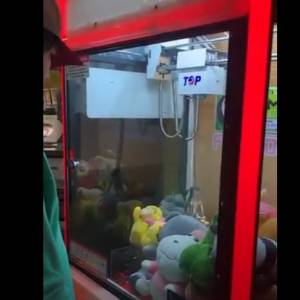 Niecodzienna "nagroda" w automacie z zabawkami. Wszystko nagrała kamera! [WIDEO]