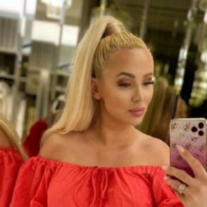 "Królowe życia". Cekinowy strój kąpielowy i brak makijażu. Iza Macudzińska pokazała się w letnim wydaniu! 