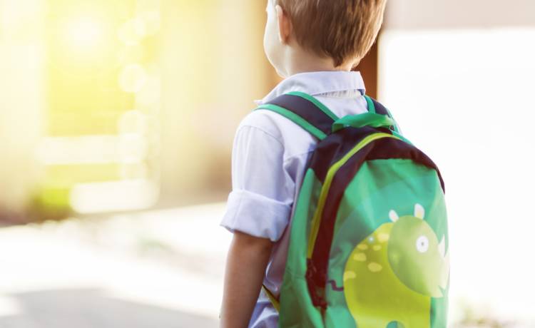 Przedszkolanka uderzyła 5-letniego chłopca w głowę i rzuciła nim o ziemi. Drastyczne nagranie rozniosło się po sieci 