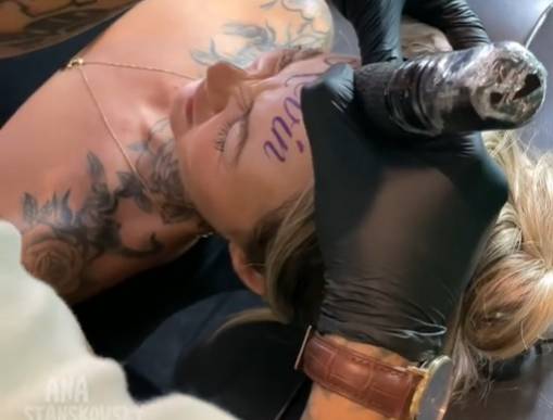 Dowód miłości? Wytatuowała na czole imię ukochanego [WIDEO]