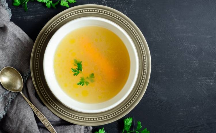 Przepis na rosół. Podczas gotowania wystrzegaj się tych błędów! 
